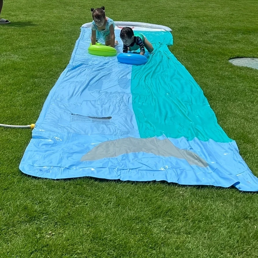 Letnia dmuchana zjeżdżalnia dla dzieci - duża mata do rozpylania wody dla dwóch graczy, niebieska dmuchana łódka do basenu na trawnik z PVC do zabawy wewnątrz i na zewnątrz
