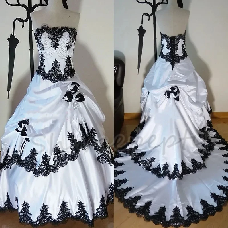 

Black and White Gothic Prom Dress Ruched Satin Hand Made Flowers Lace Appliques Beading 2024 Vintage Victorian Women Formal Gown