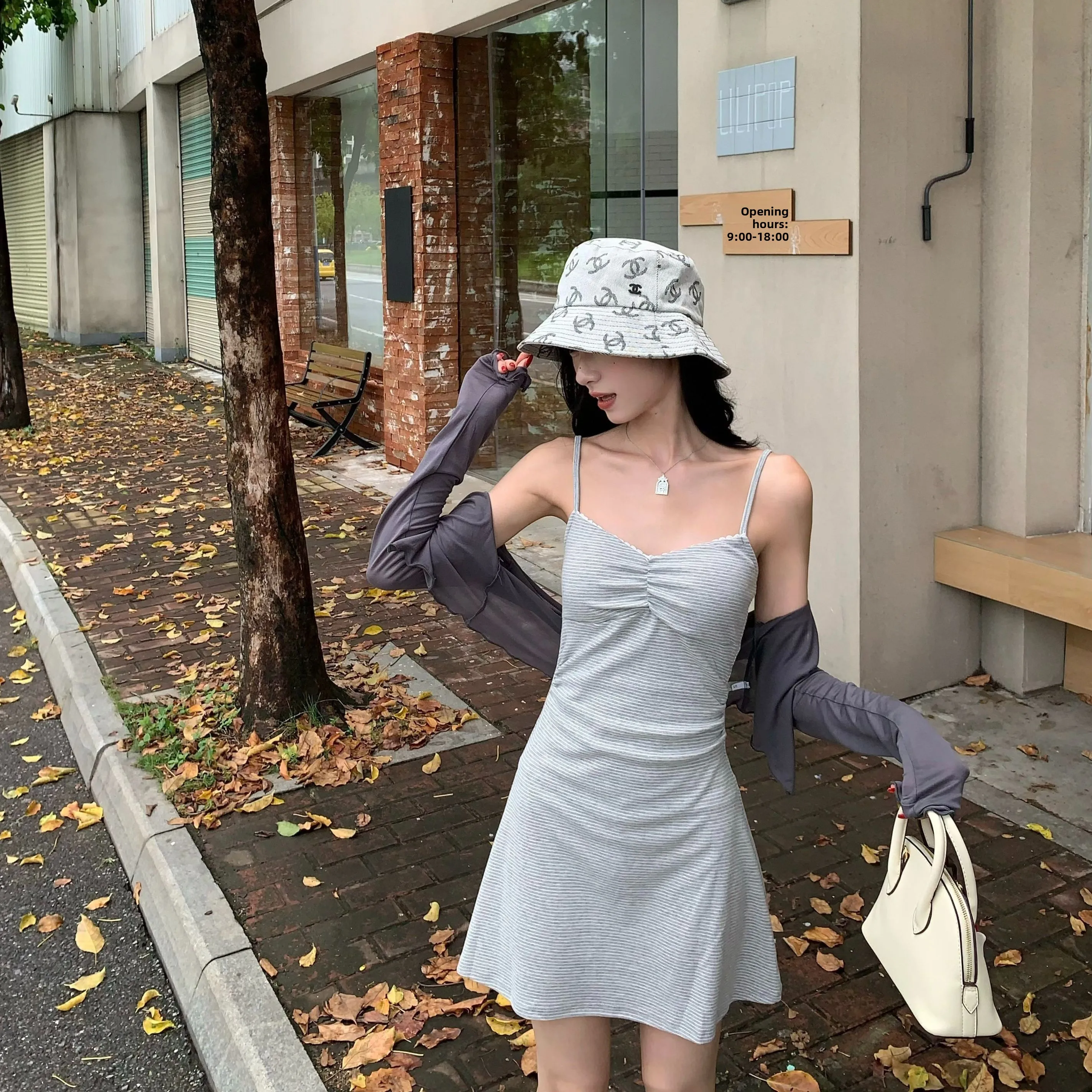 

2025 New Grey Striped Strap Dress Women's Waist Cinching A-Line Short Skirt High-End Feeling Two-Piece Set Casual Style Sprin...