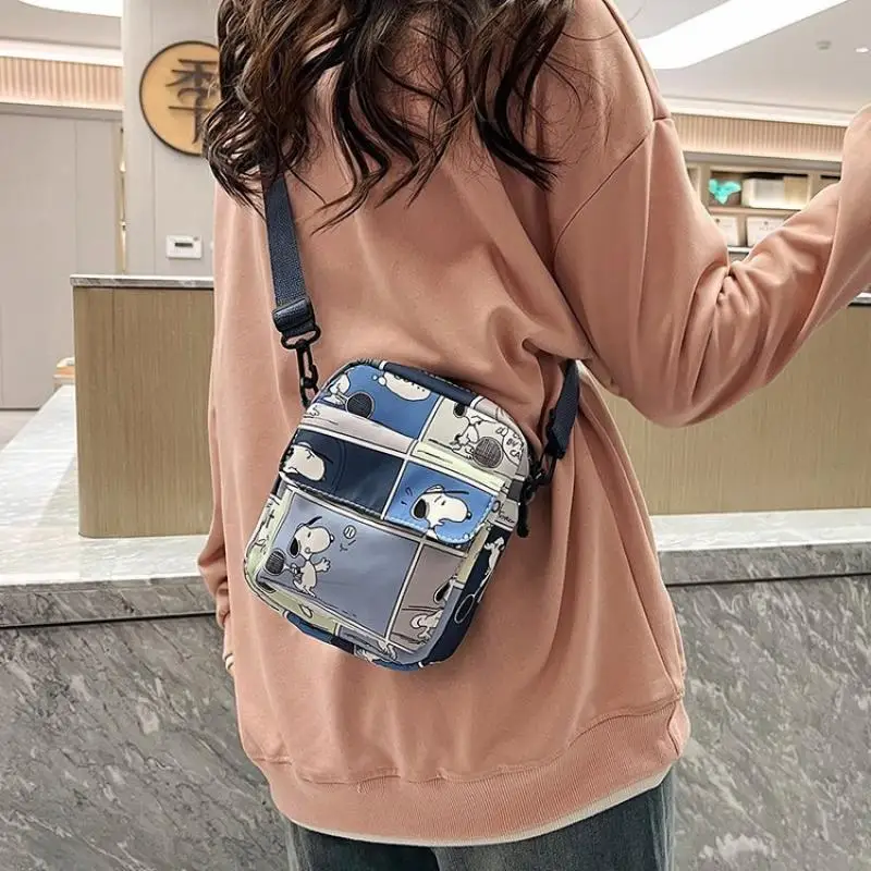 Nieuwe Anime Snoopy Mode Nylon Schoudertas Dames Mini Schoudertas Zomer Schattig Cartoon Patroon Mini Veelzijdige Crossbody Tas