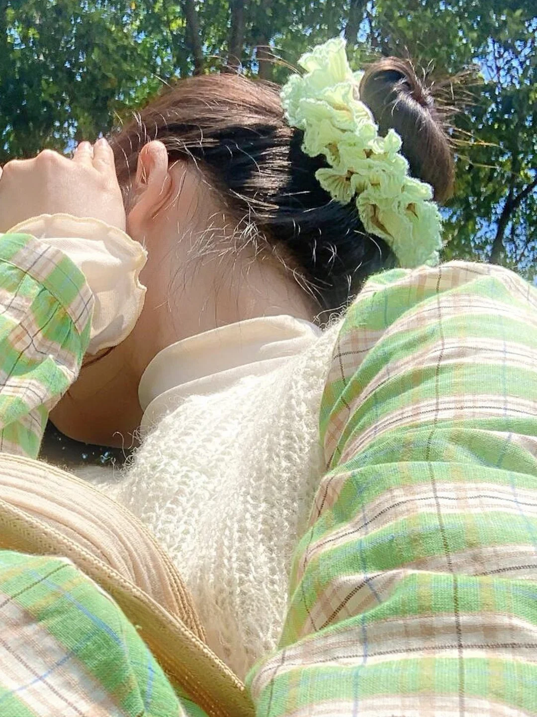 faixa-de-cabelo-elegante-com-peonias-grandes-e-detalhes-em-madressilva-acessorio-de-cabelo-luxuoso-e-moderno-para-mulheres