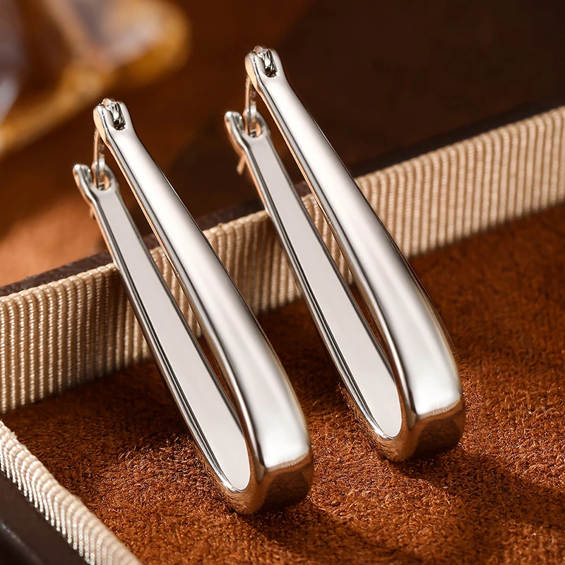 Huitan Vielseitige Creolen für Damen, glänzende, exquisite Ohrringe in Silber/Gold, bezaubernder U-förmiger Schmuck für den Alltag und Partys