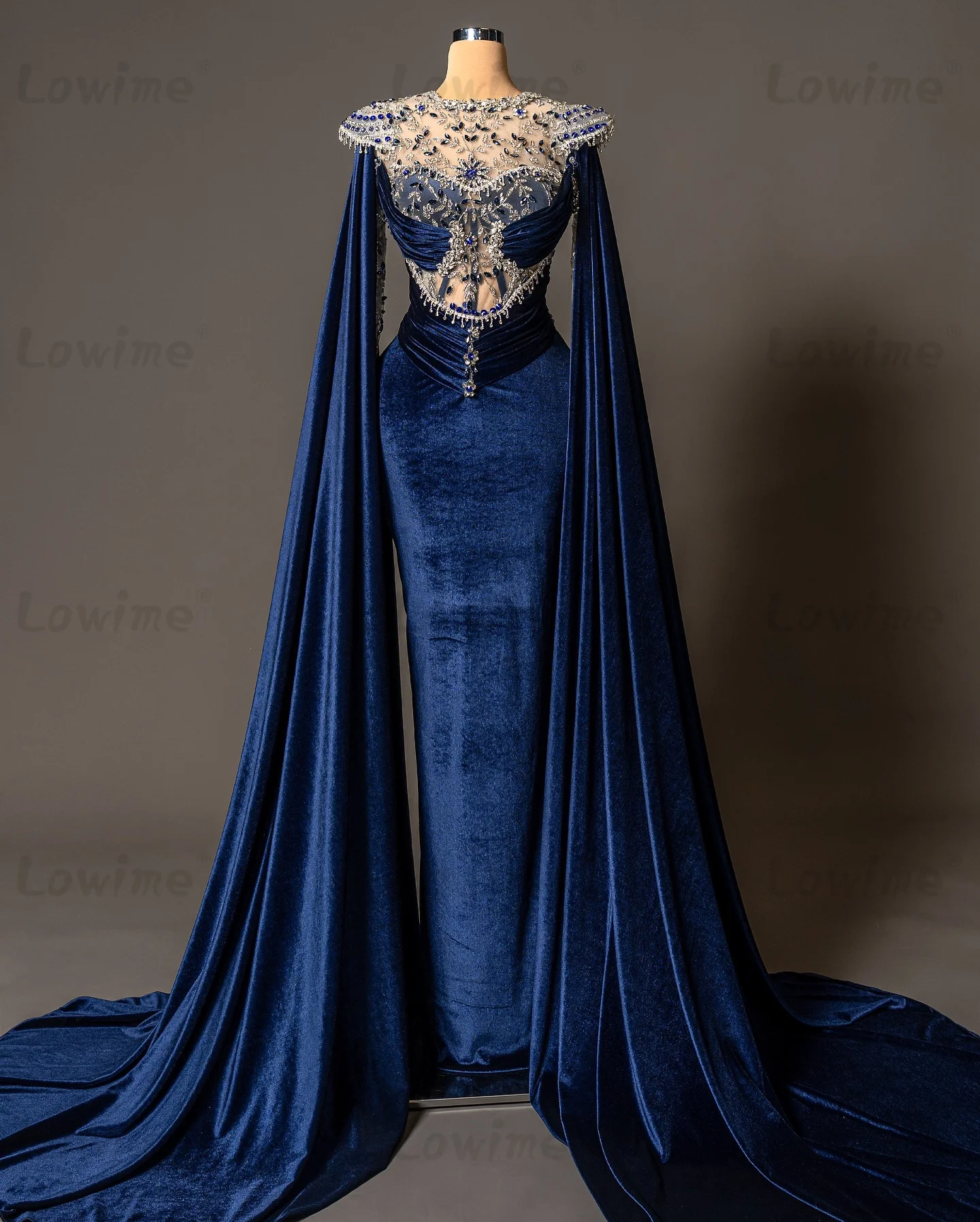 

Элегантные бархатные синие платья для выпускного вечера знаменитостей 2026, арабское вечернее платье, длинные вечерние платья с накидкой и рукавами из кристаллов и бисера