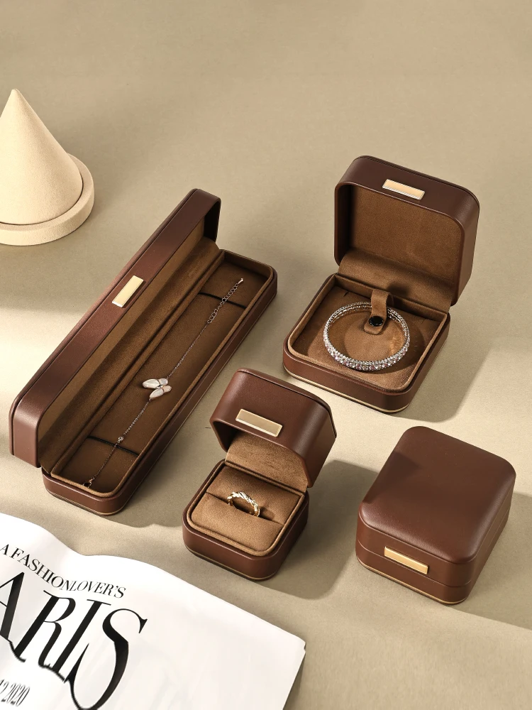 

Коричневая бархатная шкатулка для драгоценностей, элегантная шкатулка для хранения ювелирных изделий, можно хранить кольца и другие небольшие украшения, классический прямоугольный дизайн