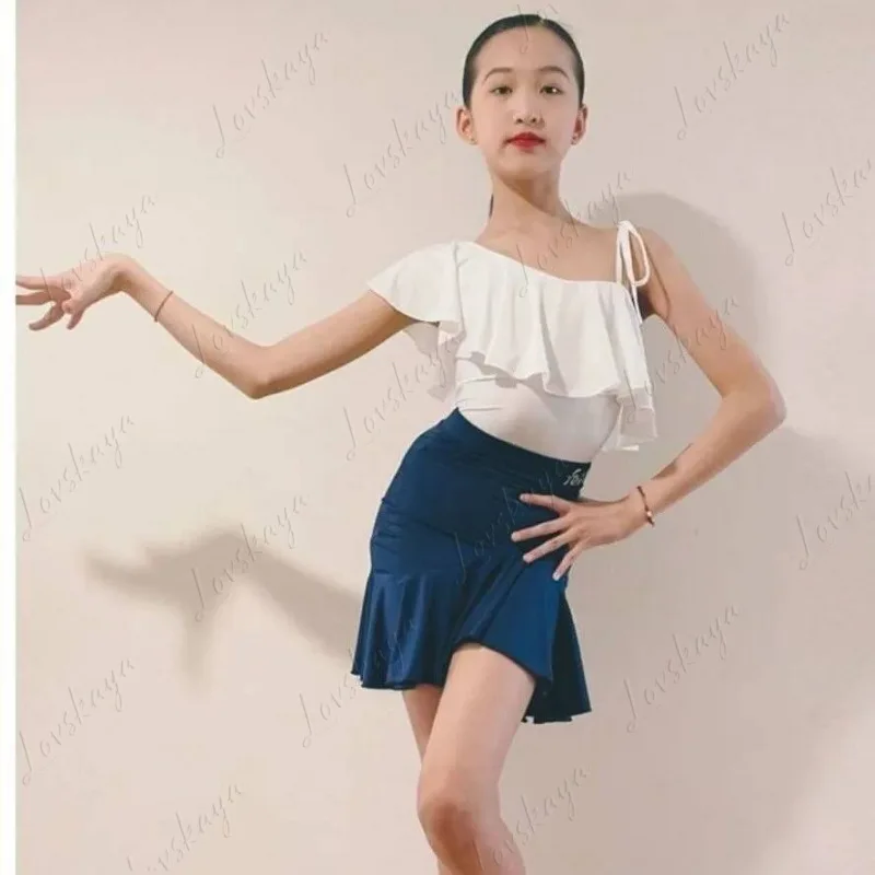 

Костюм для латинских танцев для девочек, летний новый тренировочный костюм с открытой спиной, юбка с разрезом, белый костюм с рюшами по краям