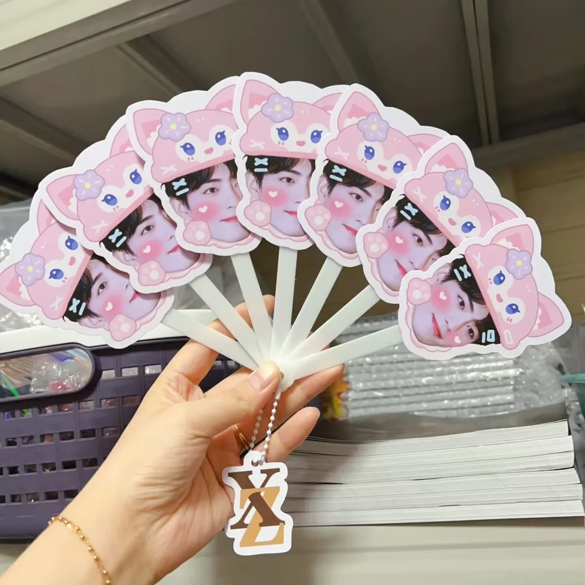 Симпатичный семикратный вентилятор Сяо Чжань, водонепроницаемая периферийная поддержка, складные портативные летние предметы первой необходимости, крутой вентилятор с ручным управлением