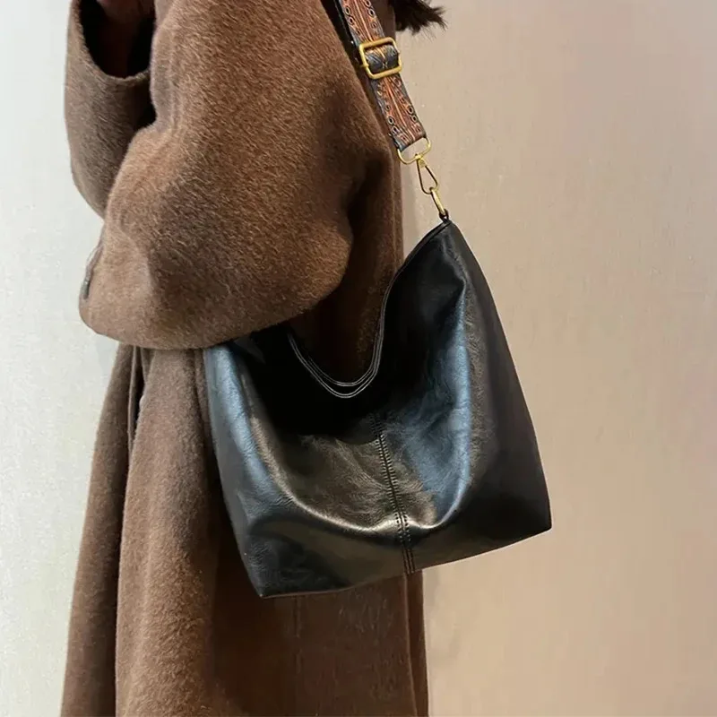 New high-end texture retro handbag bucket bag for men and women, large capacity crossbody bag image 3