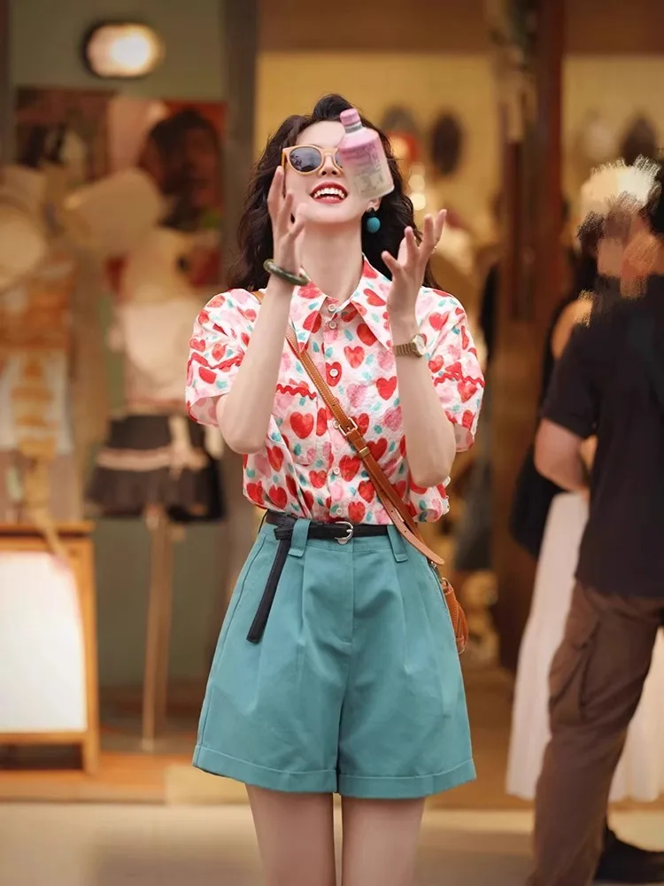 قميص شيفون مطبوع عليه زهور بتصميم هونغ كونغ ريترو، ملابس نسائية صيف 2025 تصميم جديد بأكمام قصيرة، قميص كوري فضفاض بأزرار