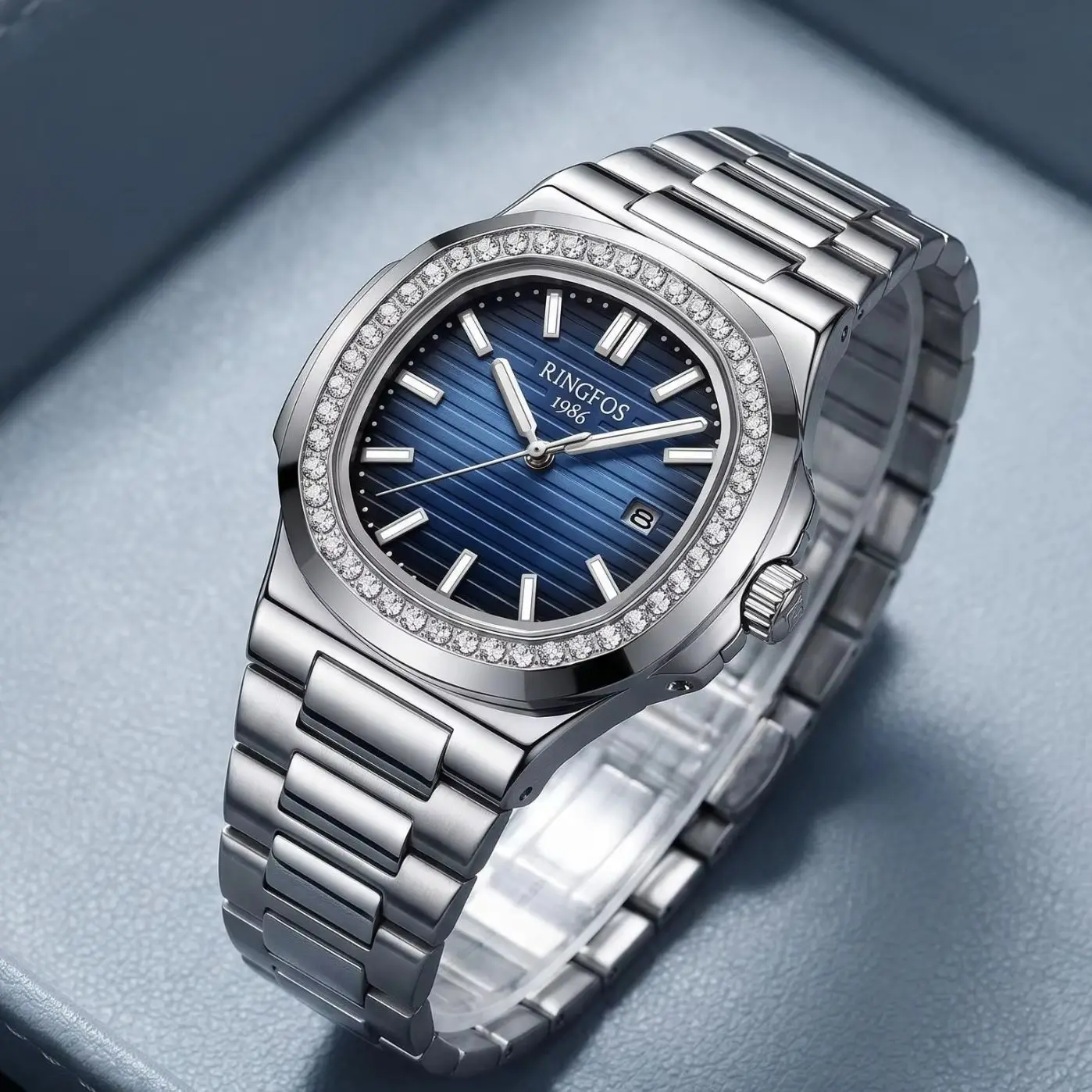 A Men’s Business Quartz Watch with A Blue Dial and A Bezel Featuring Imitation Diamond Detailing; Ideal for Business Commutes
