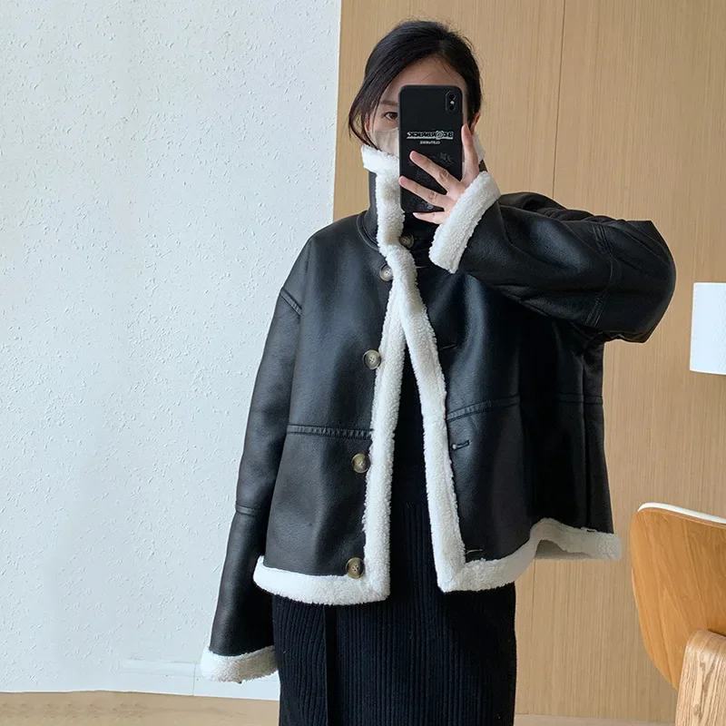 Nowa damska kurtka PU na jesień/zimę 2025, elegancka kurtka z wysokim kołnierzem i futerkiem jagnięcym.