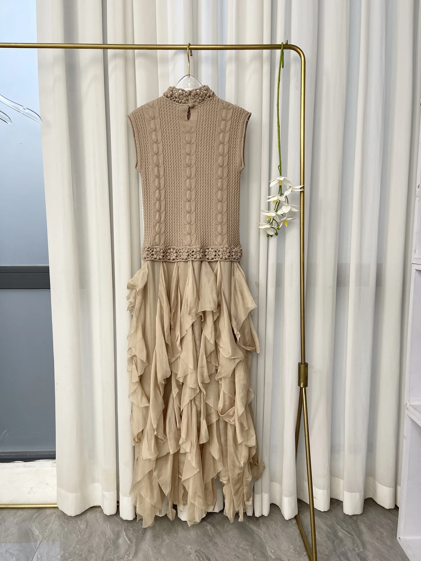 Robe mi-longue marron clair, sans manches, en tricot, crochet, fleurs, Patchwork, volants, bord, nouvelle mode, 2025