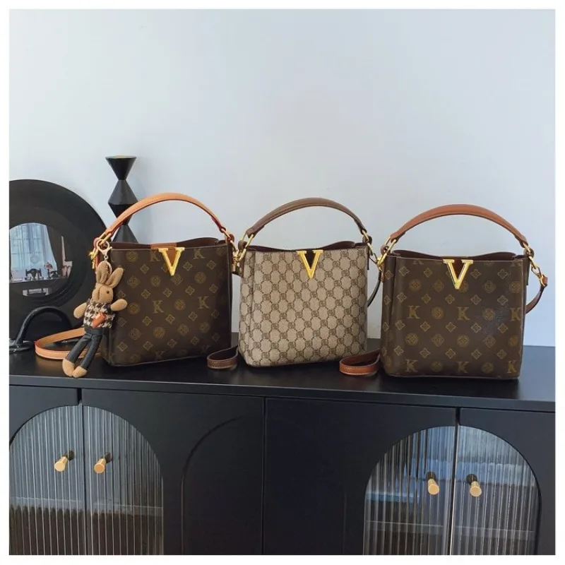 sac-a-couches-minimaliste-haut-de-gamme-sac-a-bandouliere-en-cuir-pour-femmes-sac-a-main-tendance-de-style-vintage-avec-logo-en-lettres-ideal-pour-le-travail
