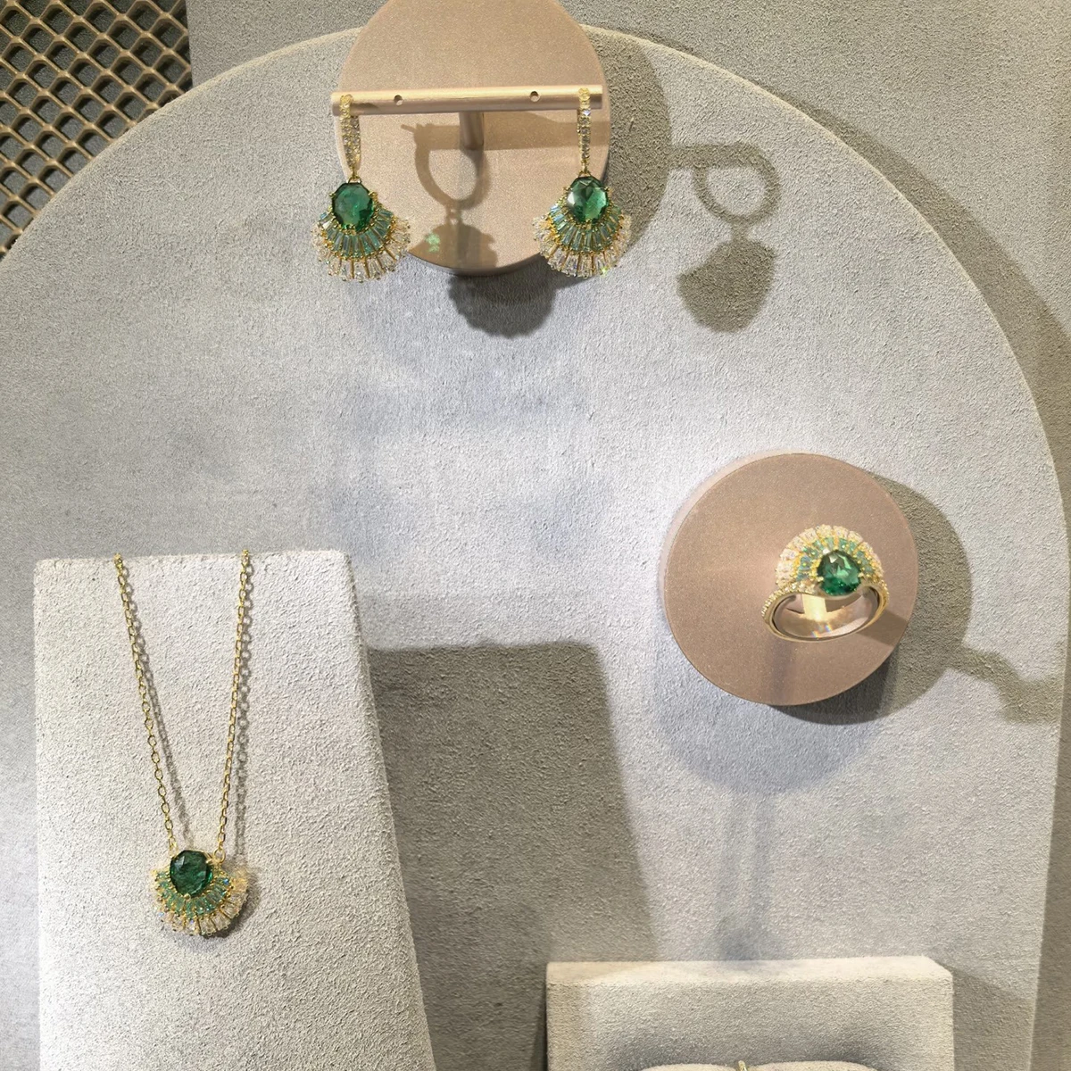 

Luxury Jewelry Set for Women, Fashionable and Elegant, Featuring a Necklace, Bracelet, and Earrings Inlaid With Green Zircon