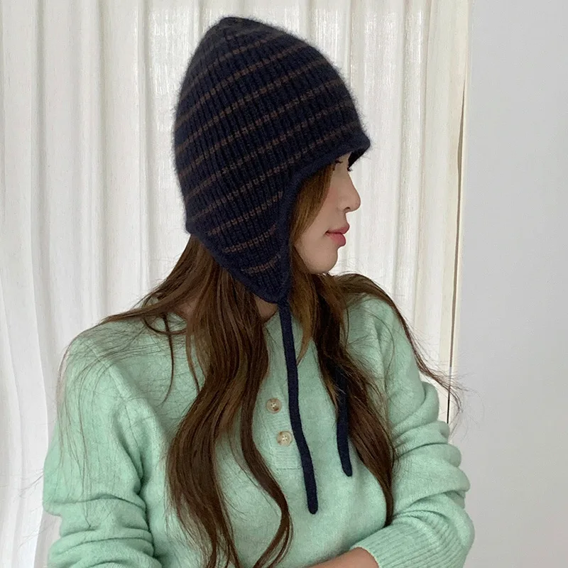 Japanische Wollmischmütze mit Streifenmuster, Schnürung und Ohrenschutz, gestrickt für Wärme im Winter, als Beanie-Mütze oder Bomber-Mütze für Damen geeignet, auch zum Radfahren. – Detail 3