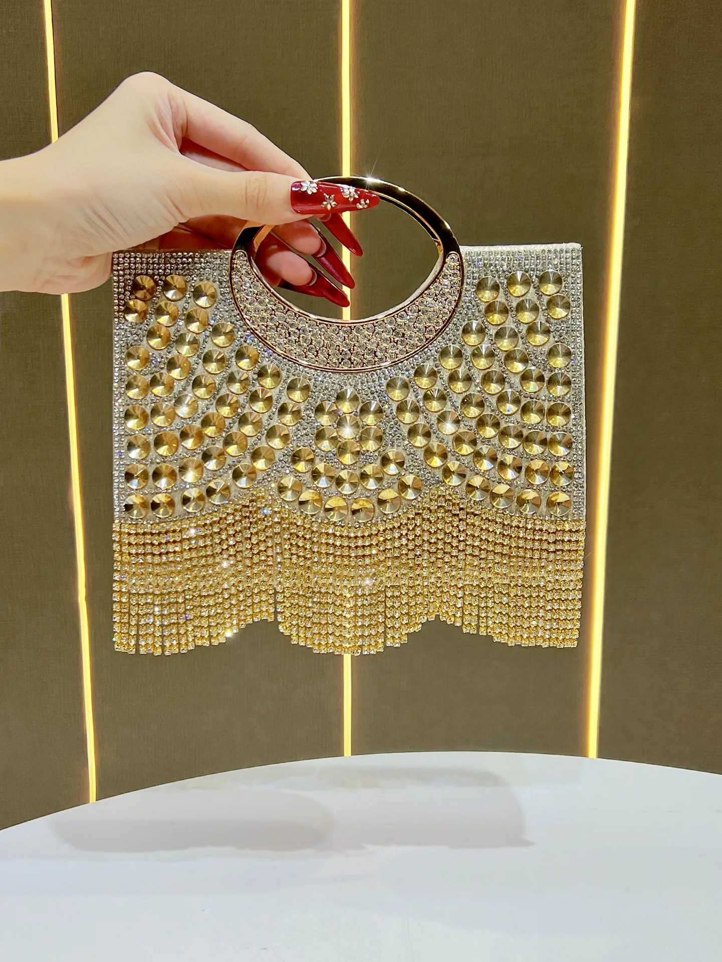 

Женская свадебная вечерняя сумка, роскошный блестящий клатч со стразами и кисточками, блестящие изысканные вечерние банкетные сумки с блестками