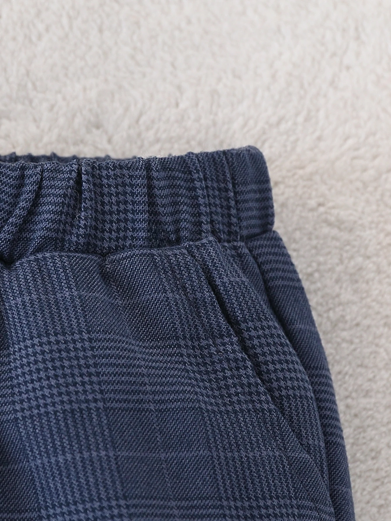 3-teiliger Anzug für Babys, bestehend aus Weste mit Karomuster, einfarbigem Hemd, Fliege und Hose mit Karomuster, ideal für Hochzeitsfeiern und für alle Jahreszeiten. – Detail 9