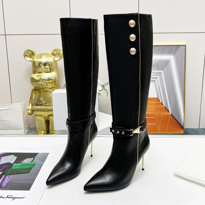 أشار تو المسامير المعادن خنجر كعب حذاء برقبة للركبة امرأة شتاء 2026 سلسلة الانزلاق على الأحذية موضة أحذية عالية الكعب للنساء