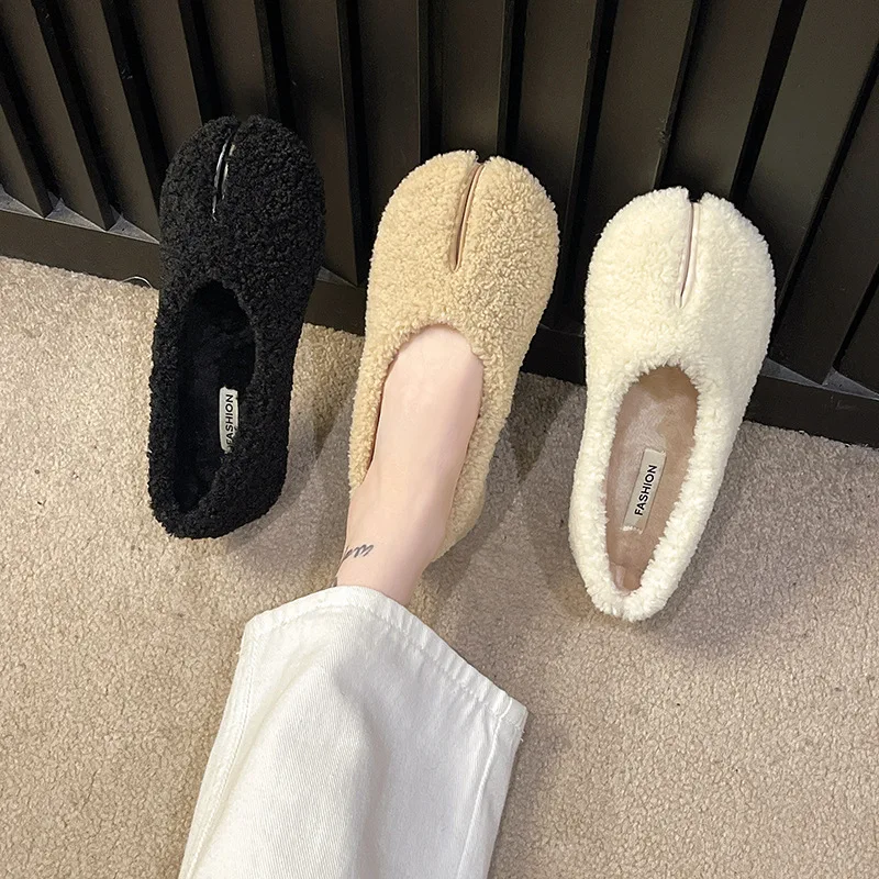 Koreanische Plüsch-Hufeisen-Split-Toe-Damen-Einzelschuhe mit flachem Mund, neue Slip-On-Schwein-Troter, vielseitige flache Oma-Slipper