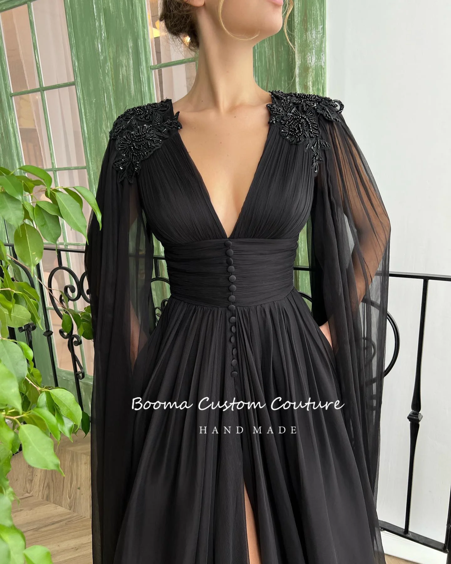 Booma Elegante Schwarz Tiefem V-ausschnitt Chiffon Prom Kleider Lange Cape Sleeves Perlen Appliques Hohe Slit A-Line Maxi Abendkleider