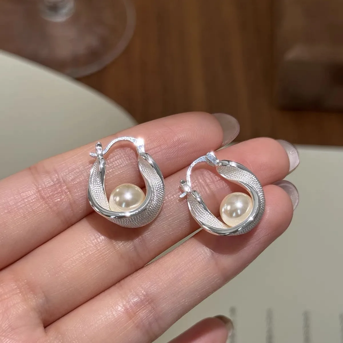 New Fashion Trend Unique Design Elegant Delicate Light Luxury Pearl Earrings High Jewelry INS Geometic Party Favors for Women