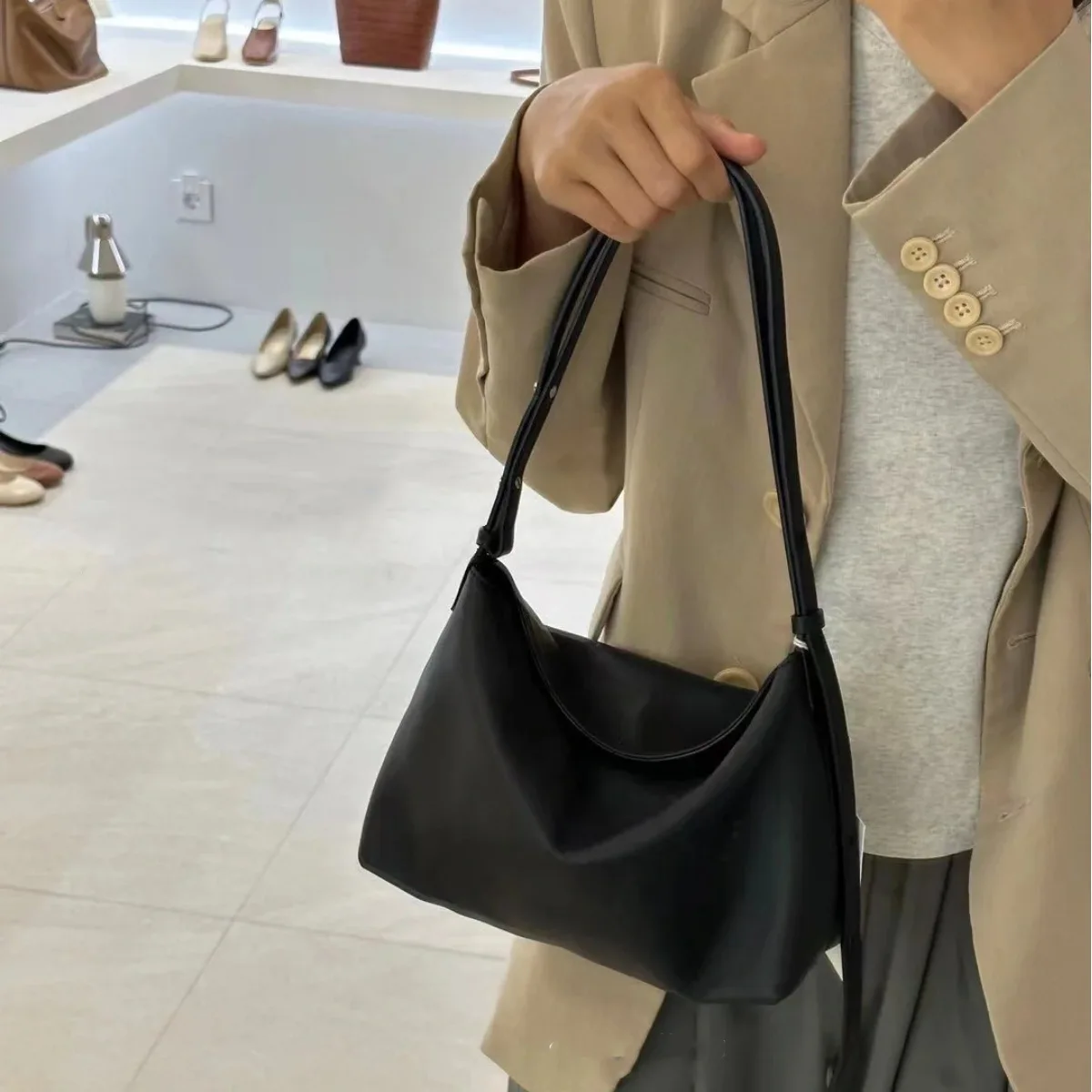 

Simple Korean Sle Handheld Small Square Tote Bag Women's New 2025 Bla Commuter oulder Crossbody Bag Soft PU Leather