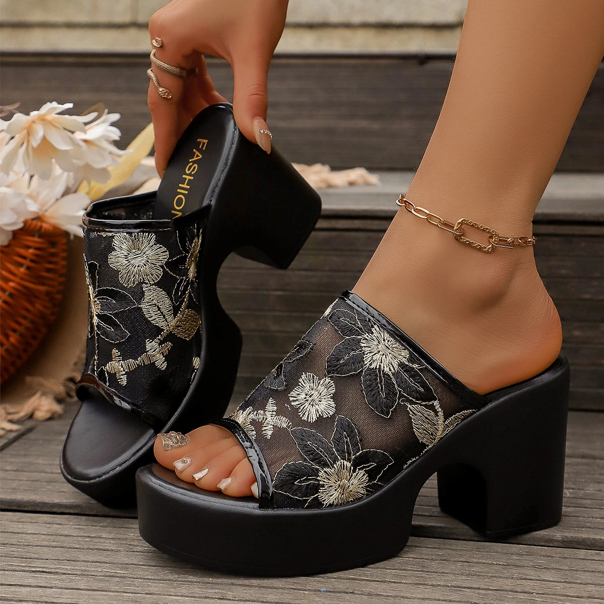 

Элегантные летние женские сандалии-шлепанцы на платформе с вышивкой, сетчатым верхом и массивным каблуком