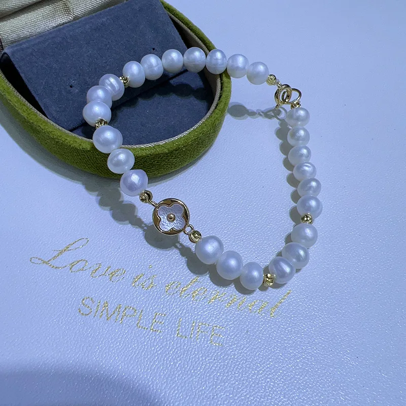 

Жемчужный маленький счастливый четырехлистный цветок, легкий роскошный нишевый изысканный новый браслет во французском стиле для женщин