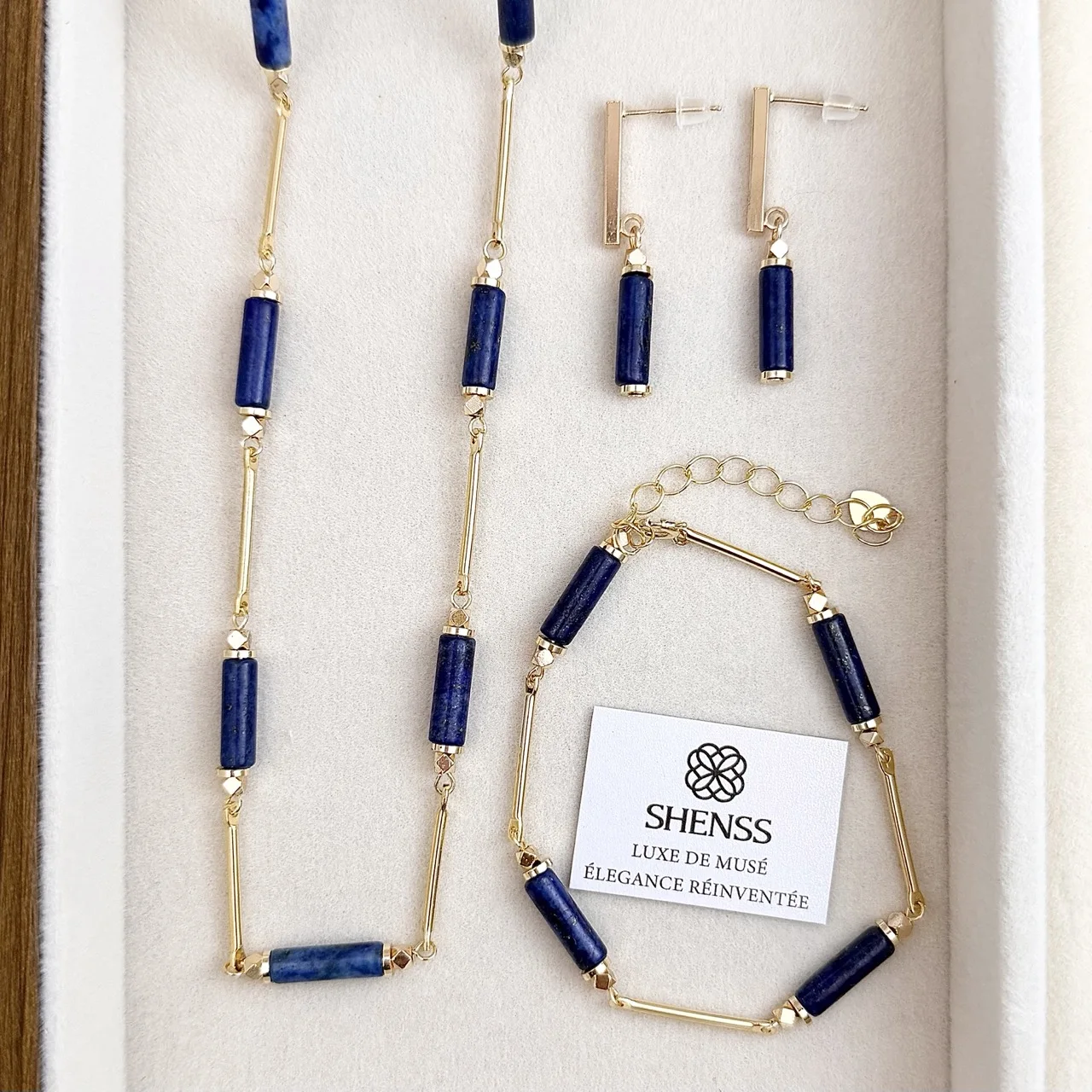 

Набор украшений из натурального лазурита: минималистичное роскошное колье, браслет и серьги. Элегантный и универсальный подарок для неё.