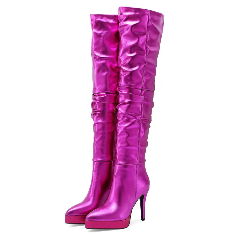 

Сапоги выше колена на платформе из лакированной кожи блестящего зеленого, золотистого, серебристого и розового цвета с острым носком и шипами на высоком каблуке