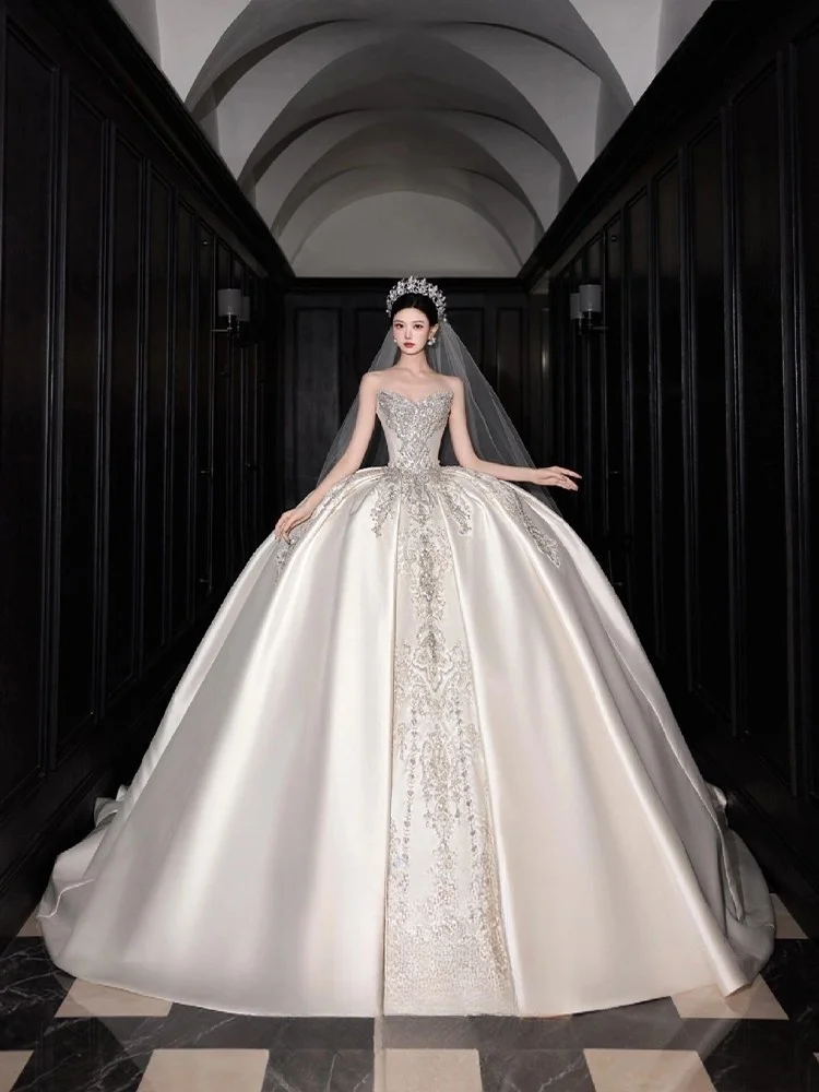 ชุดเดรสผ้าซาตินไหล่เดียวขนาดใหญ่แบบไม่มีสายหนังแบบใหม่