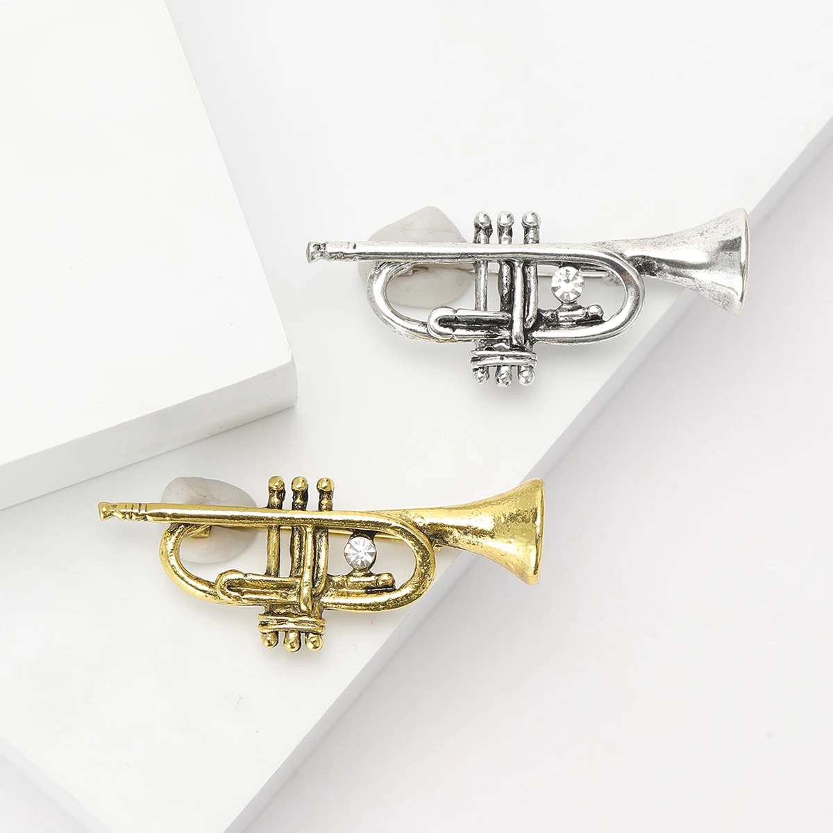 Vintage Metal Flute Brooches for Women Unisex Musical Instrument Pins 2-color Available Casual Party Accessories Gifts