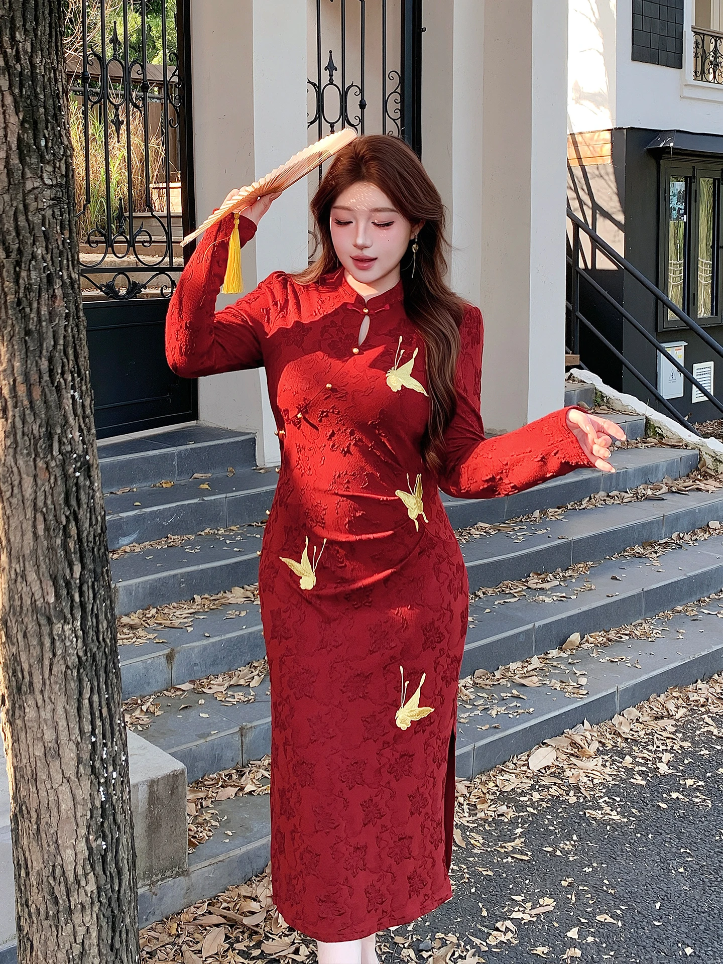 

Улучшенное красное женское платье-ципао больших размеров с вышивкой, завышенной талией, стройнящим эффектом и цветочным узором в китайском национальном стиле