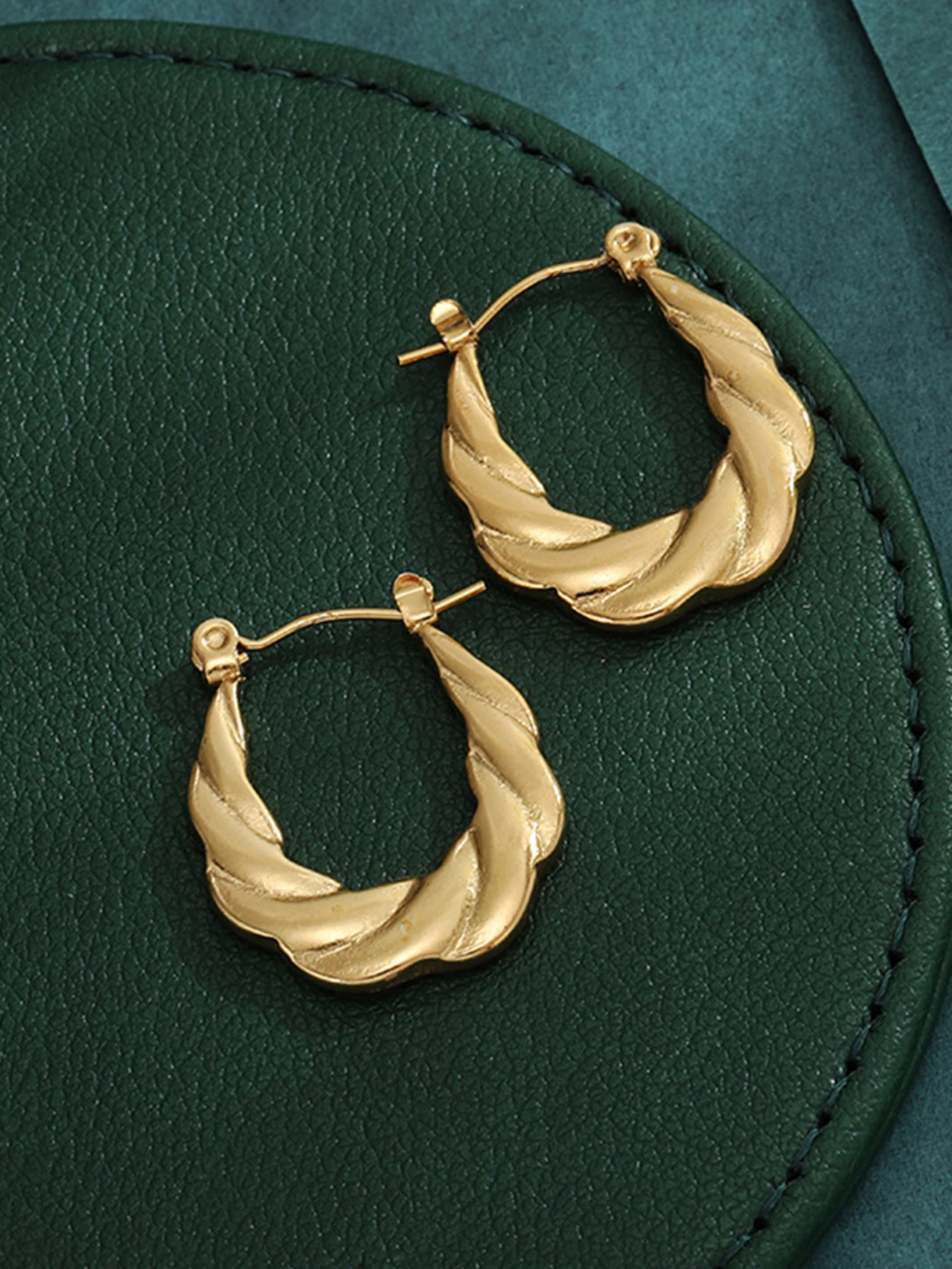 

French Vintage High-End Stainless Steel U-Shaped Twisted Design Stud Earrings, Sexy Style, All Seasons, Plain Pattern, No Chokin