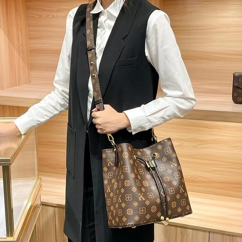 Brand women's bucket bag, women's 2026 new designer, high-end and fashionable popular single shoulder crossbody bag