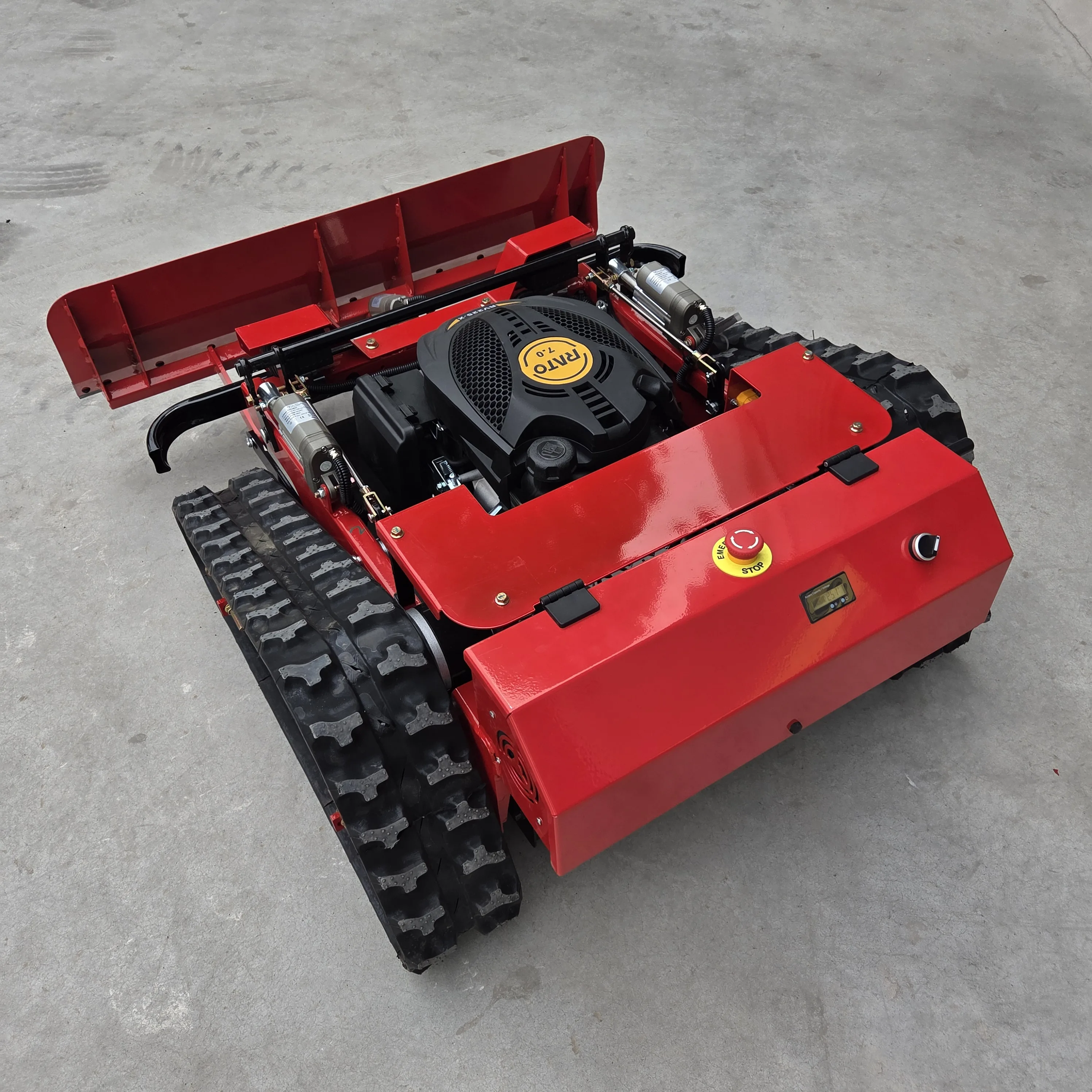 

Газонокосилка с дистанционным управлением, которую можно использовать взимку может быть оснащена с помощью снегоочистительной лопаты для поддержки круиз-контроля.