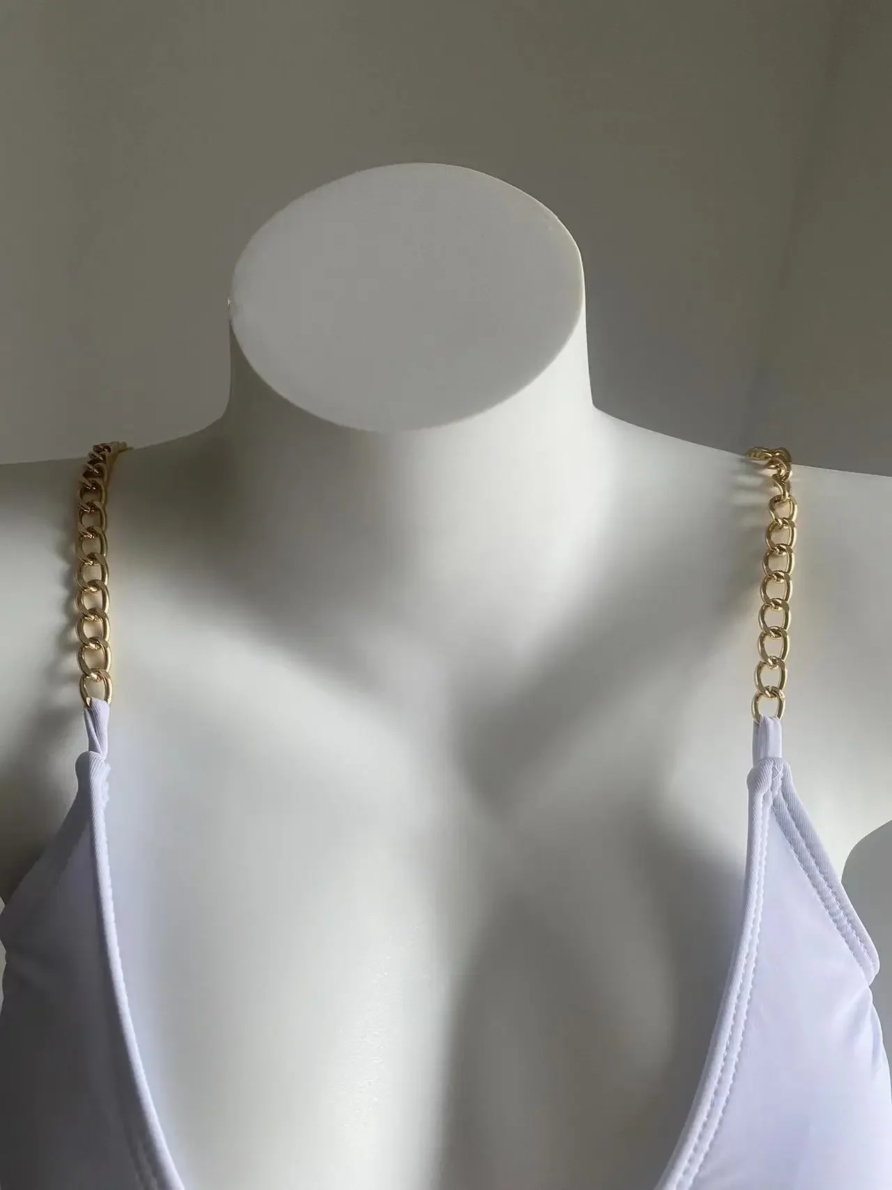 2024 Damen-Badeanzüge, aushöhlen, rückenfrei, Ketten, Monokini, einteiliger Badeanzug, Damen-Bademode, Mikro-Bikinis, solide Badeanzüge