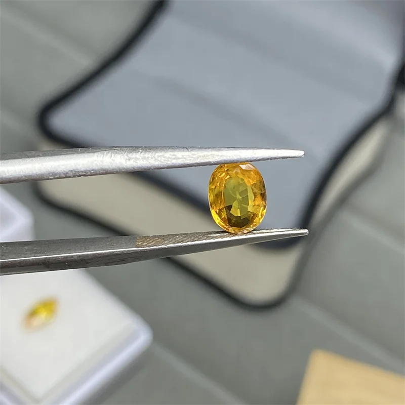 1 saphir jaune naturel ovale 5 * 7 mm, pesant 1 carat, peut être utilisé comme anneau ou pendentif