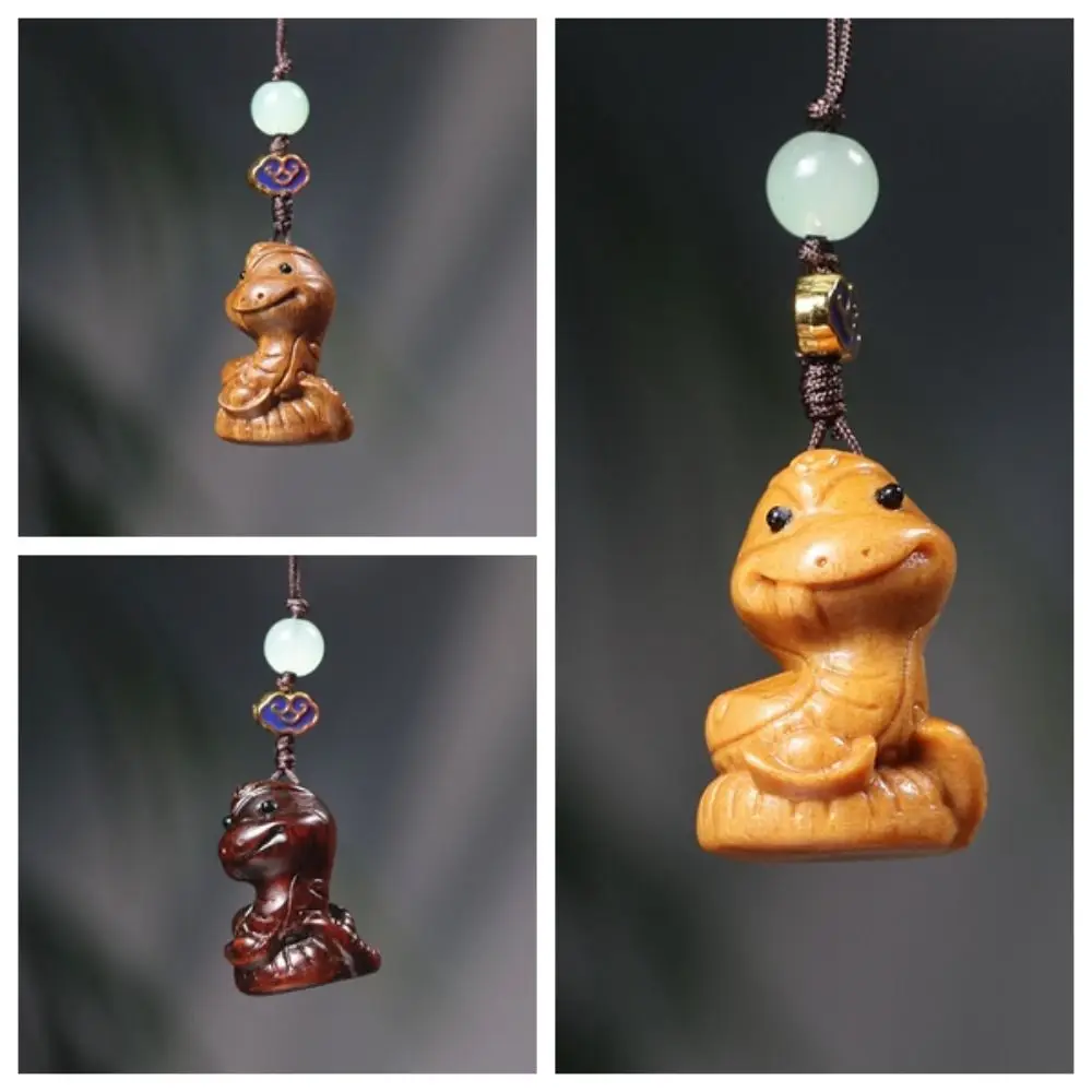 Mini bonecas de cobra do zodíaco dos desenhos animados bonito auspicioso ano novo esculpido pingente telefone corrente contas verde sândalo ornamento casal