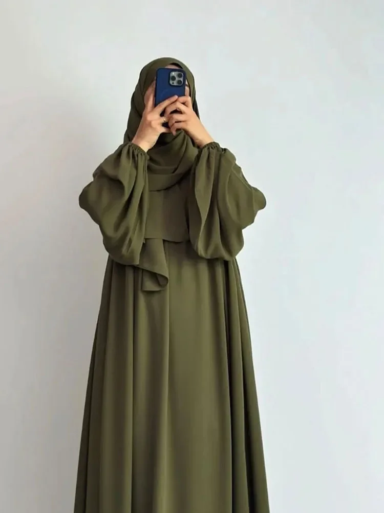 

Stylish African Green Cotton Silk Women's Maxi Dress - Traditional Muslim Abaya Apparel for Travel, Parties, Street Style