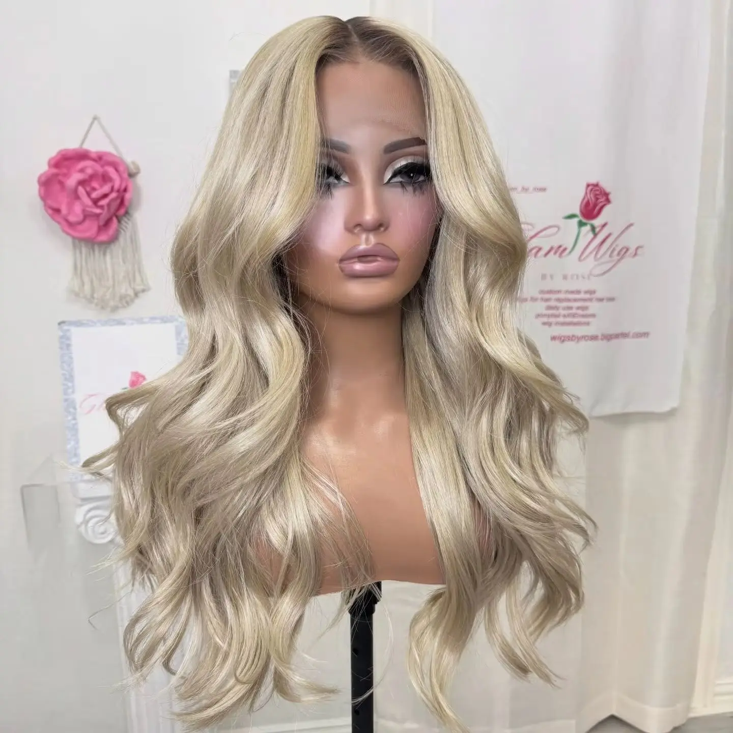 

24-дюймовые светло-русые мелирование синтетических кружевных верхних париков с темными корнями, длинная длина, свободная волна, реалистичный вид, естественная линия волос