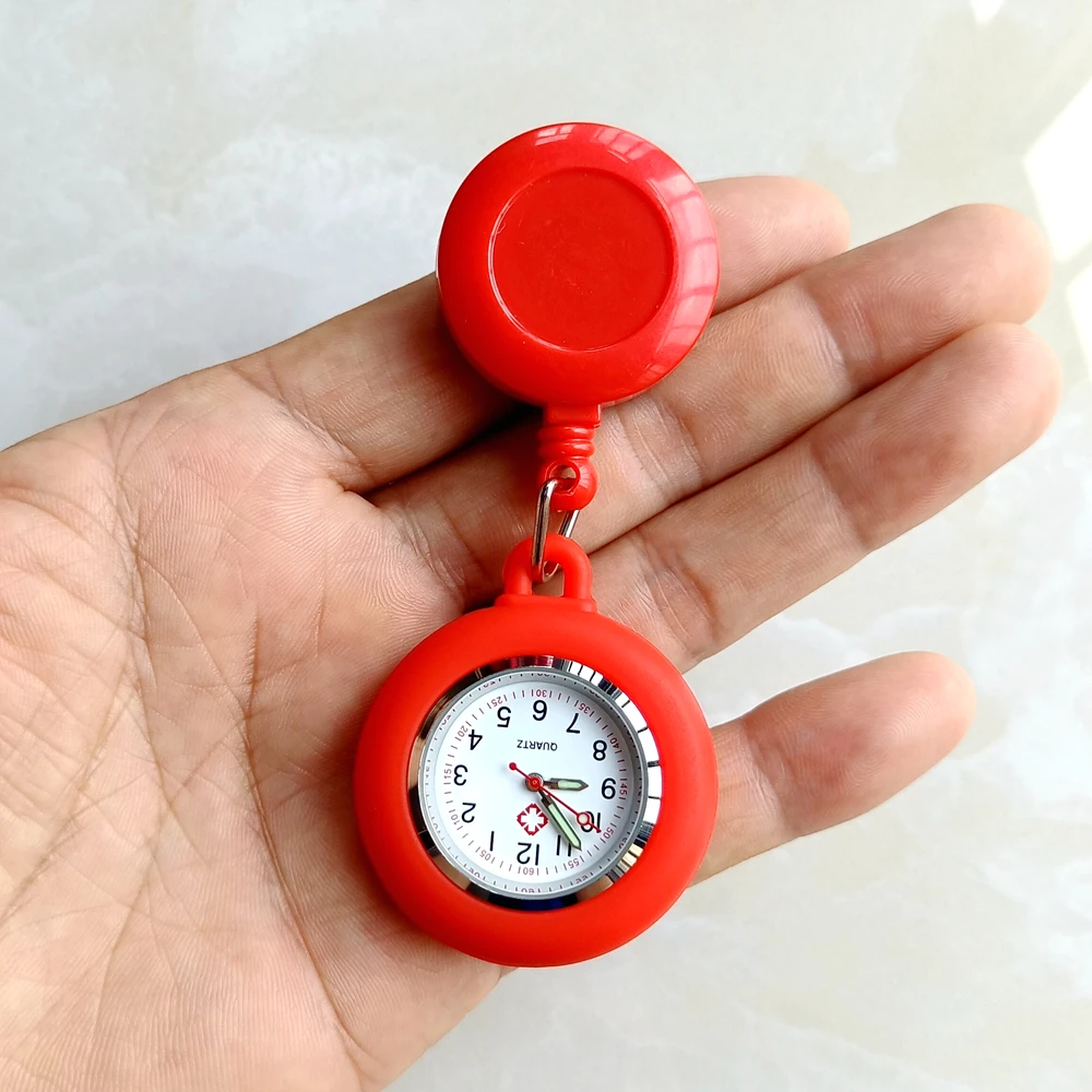 Montre de poche rétractable, mise en situation en milieu hospitalier