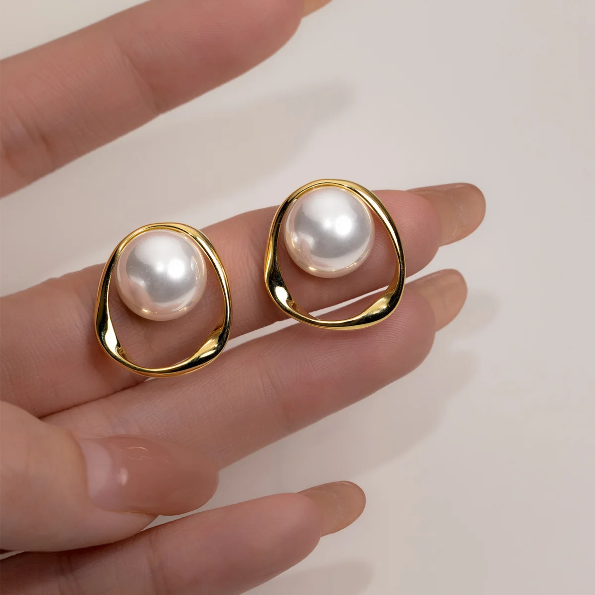 Irregular Round Circle Stud Earrings Elegant Vintage Pearl Earrings for Women Fashion Metal Geometry Personality Jewelry Gift