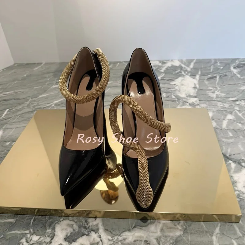 

Новые женские туфли-лодочки из черной лакированной кожи с золотистой металлической цепочкой в виде змеи, с острым носком, на шпильке, для вечеринок и банкетов, оригинальные туфли-лодочки