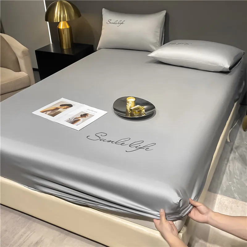 

Комплект постельного белья из ледяного шелка, три предмета, моющийся, пылезащитный, летний, с вышивкой, чехол для матраса, легкий люкс, простыня