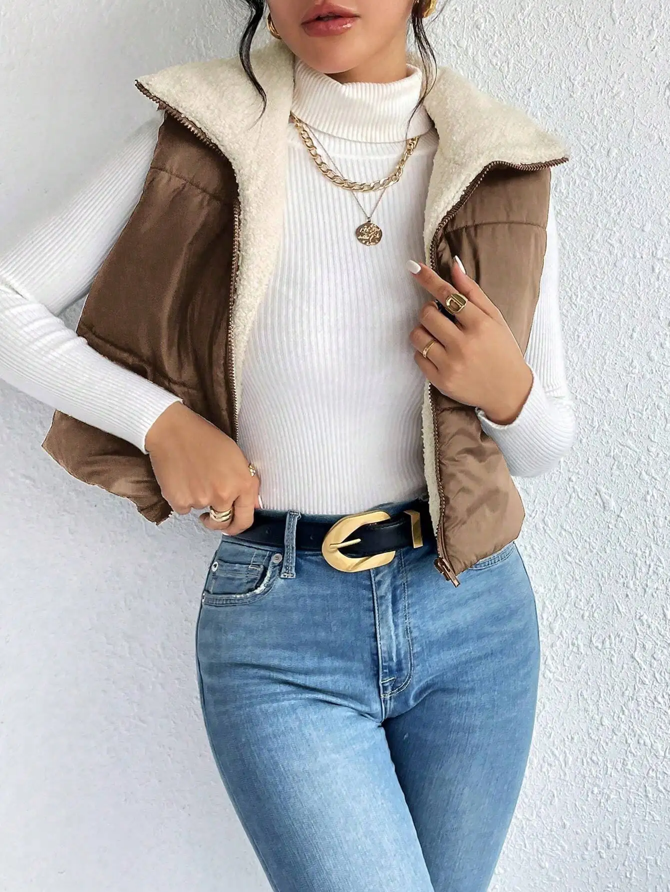 

Коричневый утепленный жилет на молнии с флисовой подкладкой и воротником из шерпы