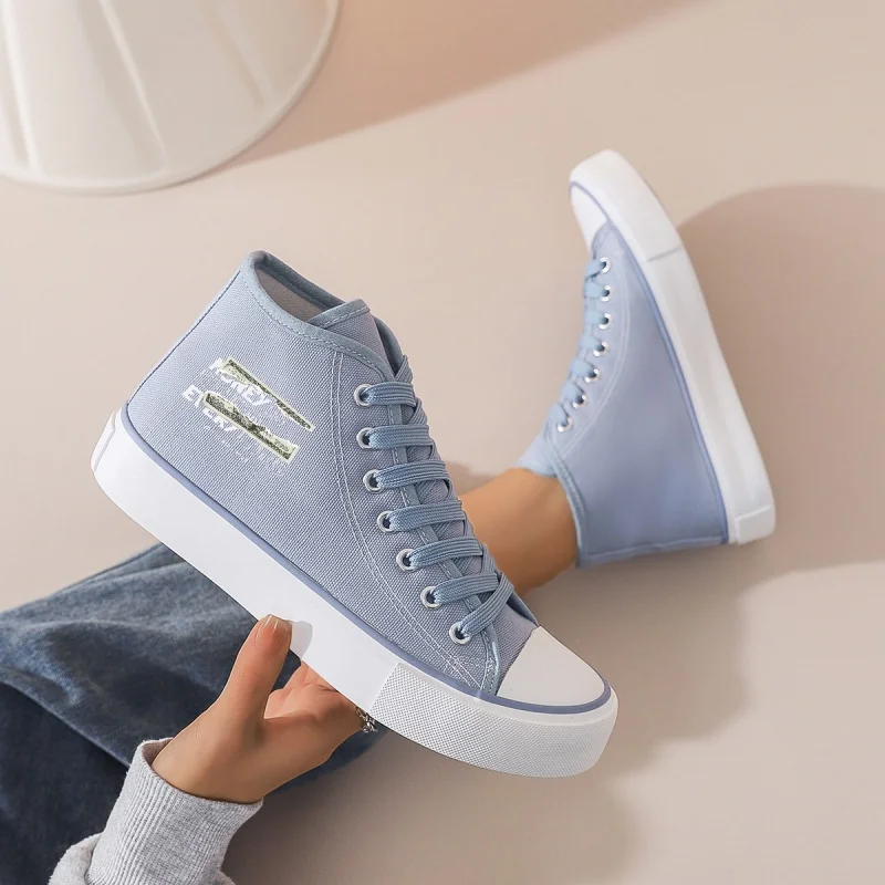 

Женские светло-голубые высокие парусиновые кроссовки: платформа на толстой подошве и шнуровка. Идеально подходит для джинсов, свитеров и повседневной повседневной носки.