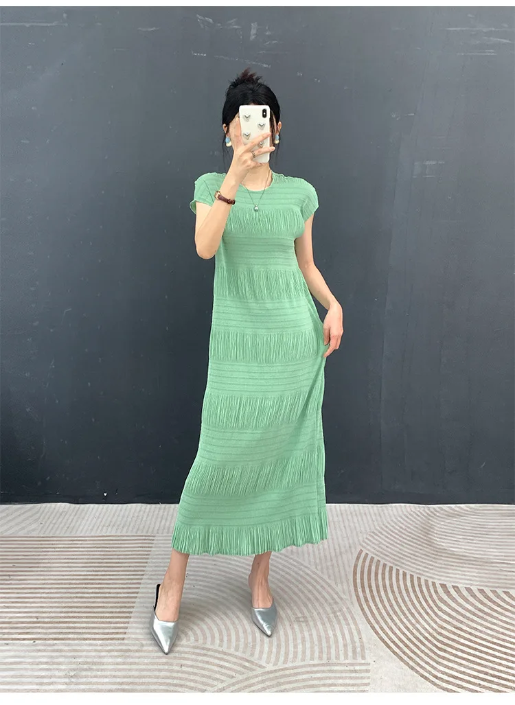 Miyake Plissee-Kleid Elegantes Weißes Mehrlagiges Sommer-Damen-Freizeitkleid Langes Maxikleid Strukturiertes Schmal Geschnittenes Schickes Alltagskleid – Detail 13