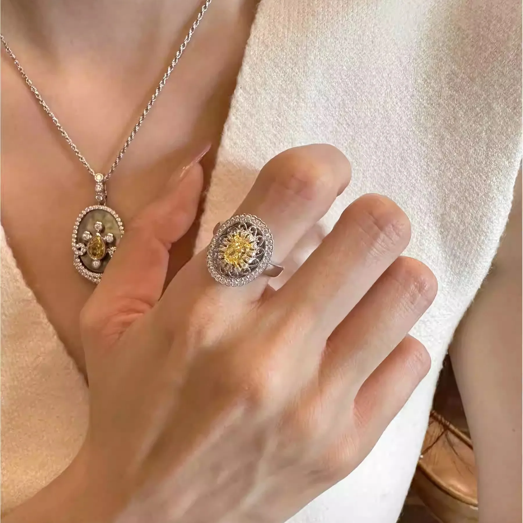 anel-de-dedo-de-luxo-com-design-retro-de-corte-renda-amarela-diamante-vazado-e-zirconia-estilo-antigo-de-alta-qualidade