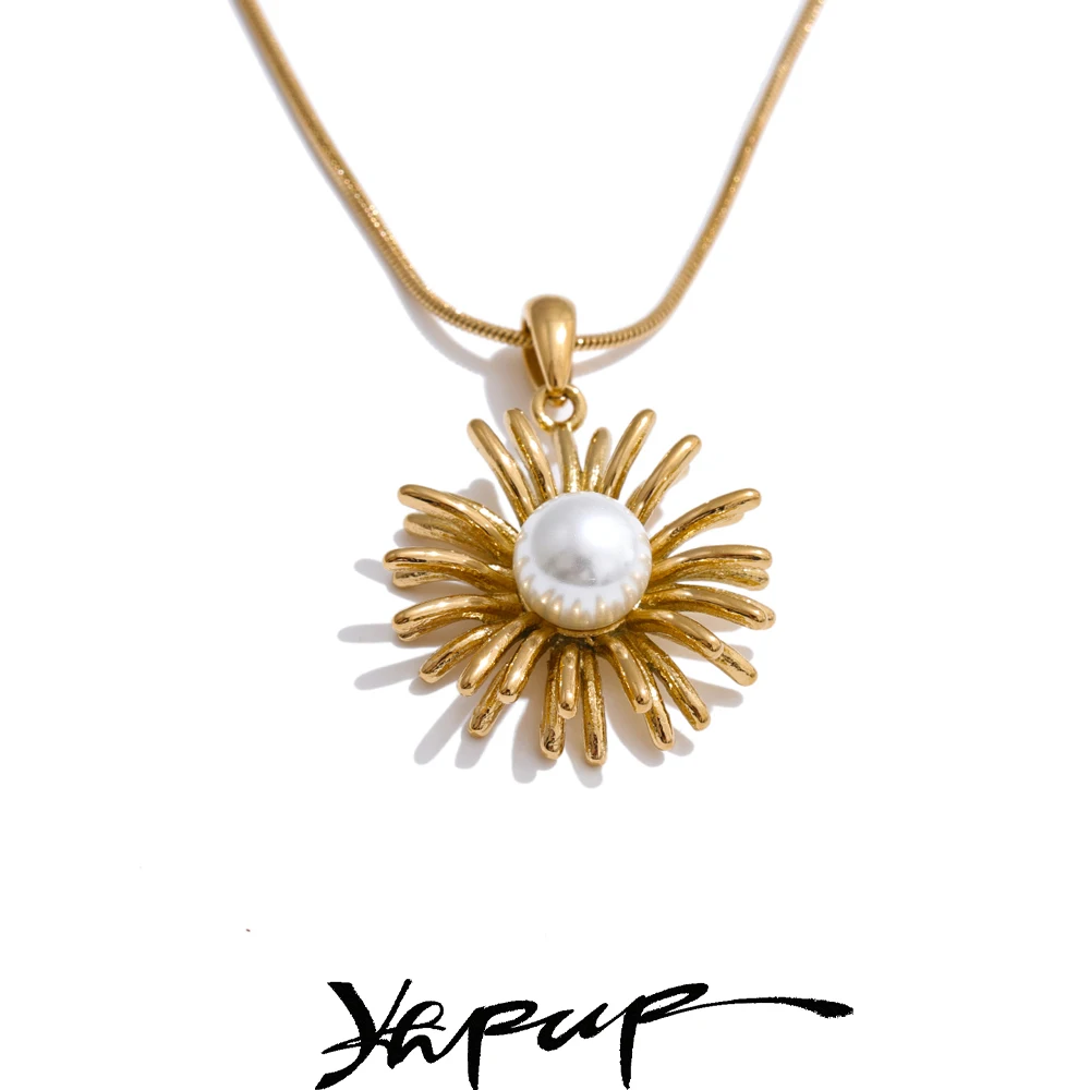 Yhpup Halskette mit künstlichen Perlen und Blumen-Anhänger, Sommer-Accessoires, 316L-Edelstahl, schicker, trendiger, moderner Schmuck für Frauen, Geschenk