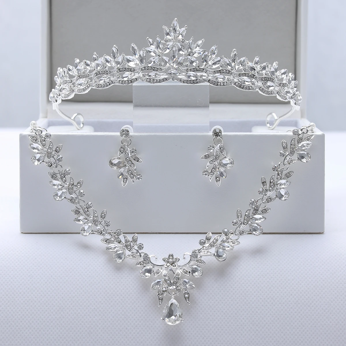 Itacazzo Bridal Headwear	Silver-color	Exquisite	Style	Brief	Ladies\' Wedding Crown	Necklace Earrings 4 Pcs Set	(Without Box)